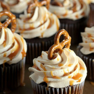 Salted Caramel Pretzel Cupcakes 